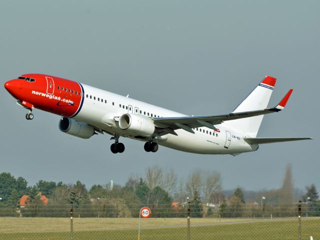 Boeing 737-800 (LN-NII) - St. Magleby RWY22R