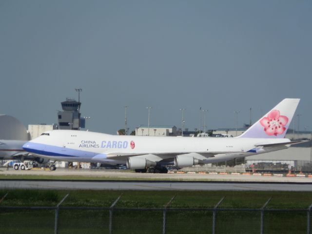 Boeing 747-400 (B-18722)