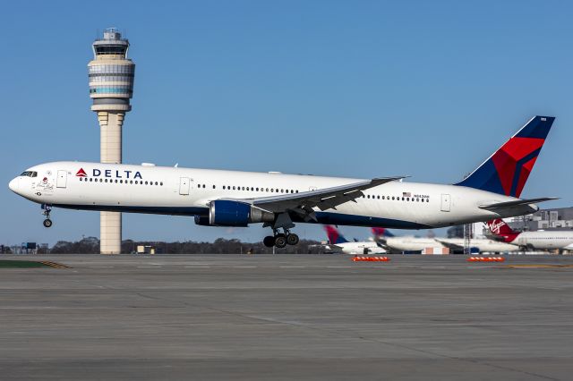 BOEING 767-400 (N842MH) - Special UGA "Vince Dooley" Sticker