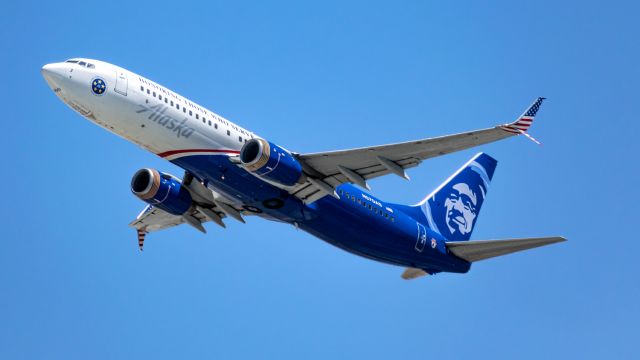 Boeing 737-800 (N570AS) - Honoring Those Who Serve departing KSFO.