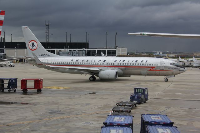 Boeing 737-800 (N951AA) - American Airlines retro marking B737 taxing out at KORD