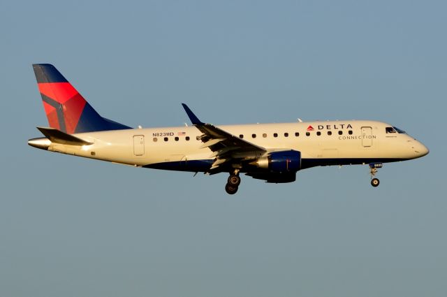 Embraer 170/175 (N823MD) - Delta - E170 - N823MD - Arriving KDFW 06/22/2013