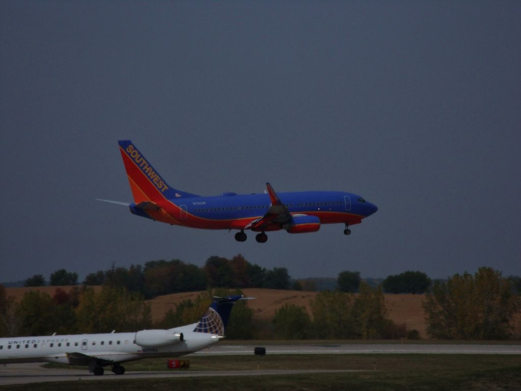Boeing 737-700 (N712SW) - On short final. Landing runway 5 in Des Moines Iowa