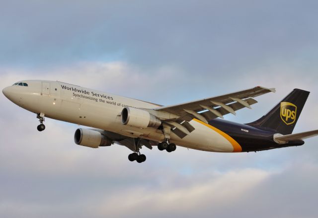 Airbus A300F4-600 (N142UP) - Very short final into Des Moines during the sun set