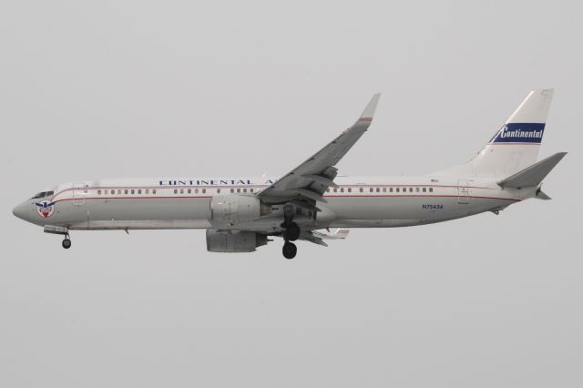 Boeing 737-900 (N75436) - Continental Retro Jet. Always good to see, even if the sun isnt co-operating.