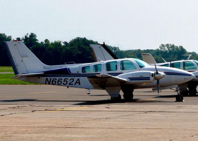 Beechcraft Baron (58) (N6652A) - At Downtown Shreveport. 1979 Beech 58 Baron