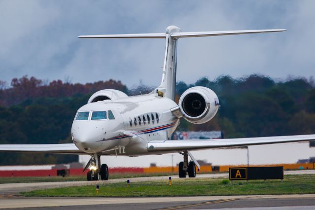 Gulfstream Aerospace Gulfstream V (N900CC) - N900CC is a 2015 Gulfstream GV-SP (G550) seen here taxiing to the ramp shortly after landing at Atlanta's PDK executive airport. I shot this with a Canon 500mm lens. Camera settings were 1/2500, F4, ISO 250. Please check out my other photography. Votes and positive comments are always appreciated. Questions about this photo can be sent to Info@FlewShots.com