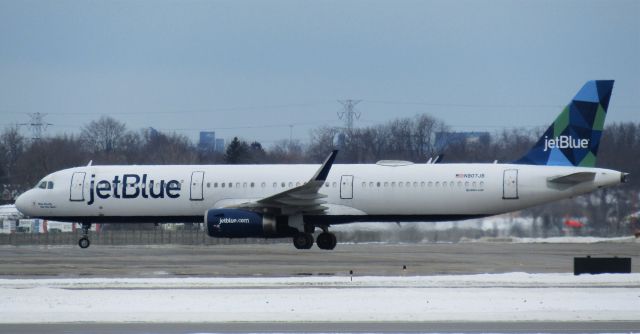 Airbus A321 (N907JB) - Rare for buffalo- a JetBlue A321! Pulling into the gate.