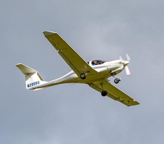 Diamond Star (N285DS) - Diamond DA-40 N285DS on final runway 22 at Lexington's Bluegrass Airport KLEX.