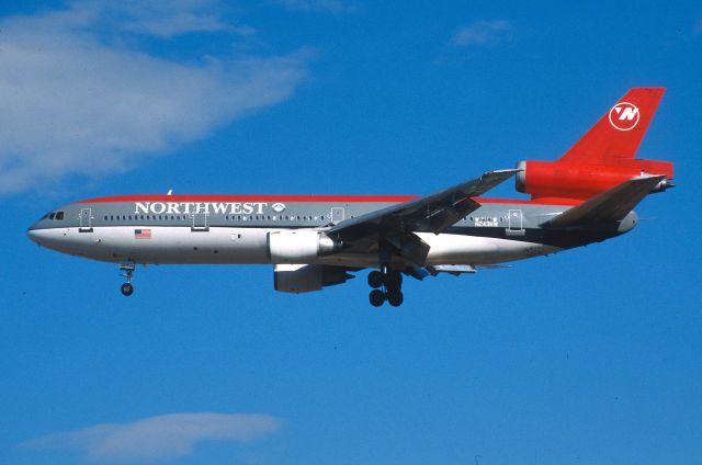 McDonnell Douglas DC-10 (N243NW) - Final Approach to Narita Intl Airport Rwy34L on 2004/02/06