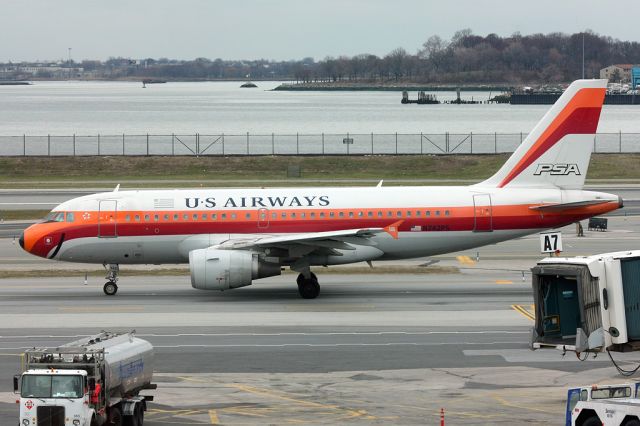 Airbus A319 (N742PS)