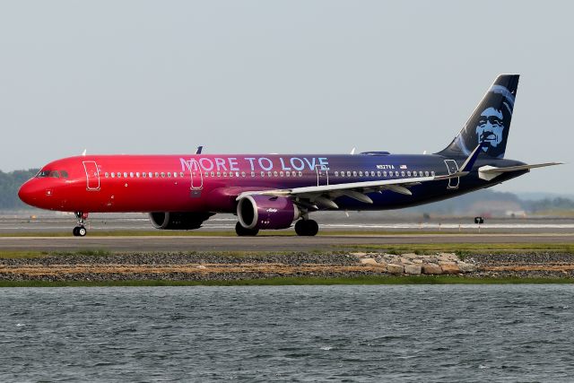 Airbus A321 (N927VA) - 'Alaska 15' taxiing for departure back to Seattle