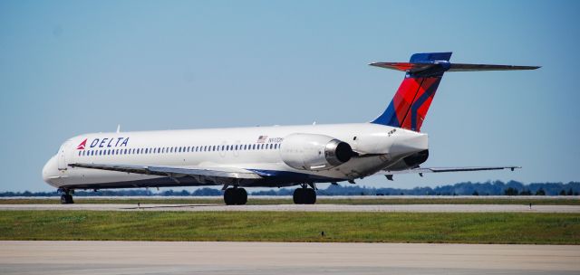 McDonnell Douglas MD-90 (N917DN)