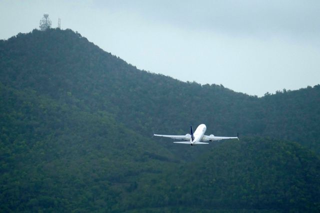 Boeing 737-700 (N27734) - Clearing mountain after takeoff from Rwy 10.