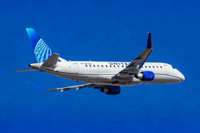 Embraer 175 (N622UX) - A United Express ERJ175 taking off from PHX on 2/11/23 during the Super Bowl rush. Taken with a Canon R7 and Canon EF 100-400 II L lens.