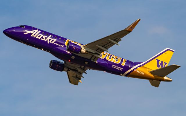 EMBRAER 175 (long wing) (N662QX)