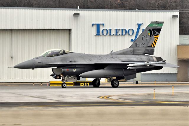 Lockheed F-16 Fighting Falcon (89-2112) - Pulling off the active after landing. 03-02-22.