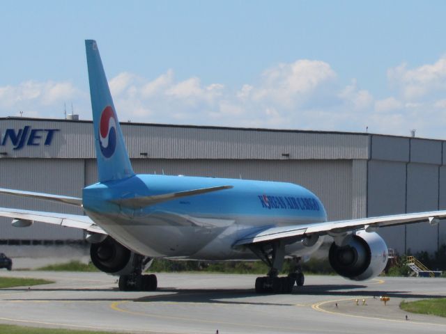 BOEING 777-200LR (HL8252)