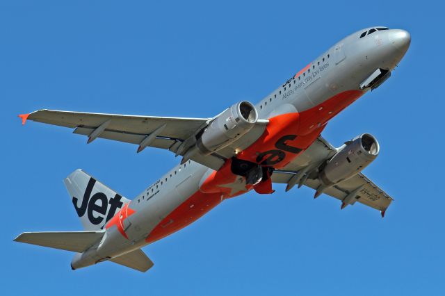 Airbus A321 (VH-VQQ) - JETSTAR AIRWAYS - AIRBUS A320-232 - REG VH-VQQ (CN 2537) - ADELAIDE INTERNATIONAL SA. AUSTRALIA - YPAD (15/12/2014)