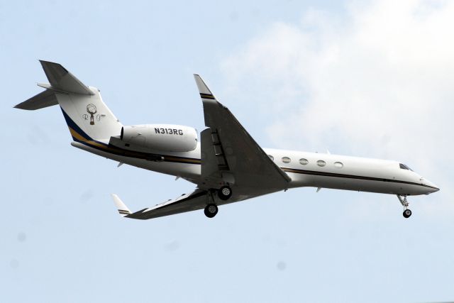 Gulfstream Aerospace Gulfstream V (N313RG) - On final approach for R19 11-Jul-07.