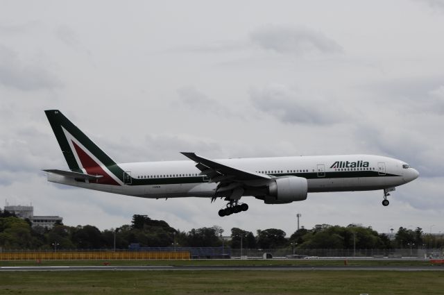 Boeing 777-200 (I-DISA) - Final Approach to NRT Airport R/W16R on 2012/04/30