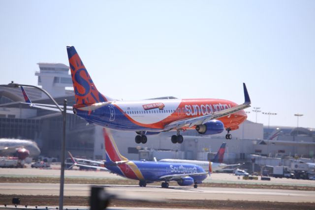 Boeing 737-800 (N832SY)