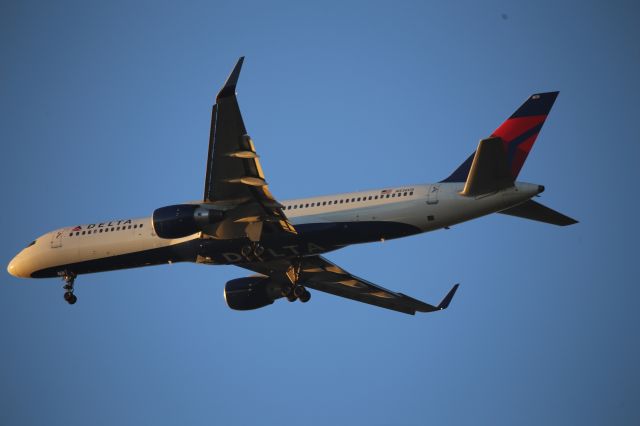 Boeing 757-200 (N536US)