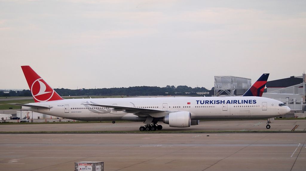 BOEING 777-300ER (TC-LJA)