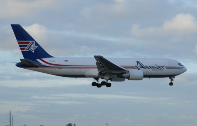 BOEING 767-200 (N743AX)