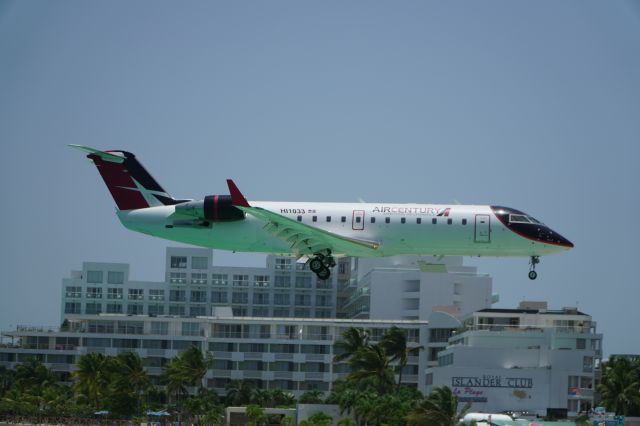 Canadair Regional Jet CRJ-200 (HI1033) - Maho Beach!!!