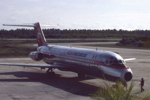 McDonnell Douglas DC-9-30 (XA-IOV) - October 1979 at Zihuatanejo (MMZH)