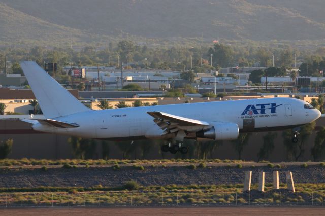 BOEING 767-200 (N739AX)