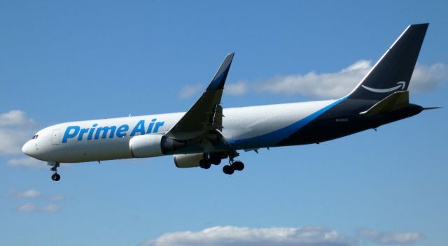 BOEING 767-300 (N449AZ) - On final is this 1990 Prime Air Boeing 767-3P6 in the Autumn of 2020.
