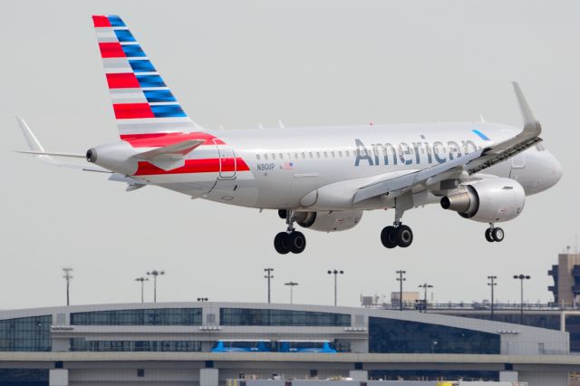 Airbus A319 (N9011P) - American - N9011P - A319 - Arriving KDFW 02/15/2014