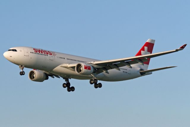 Airbus A330-200 (HB-IQH)