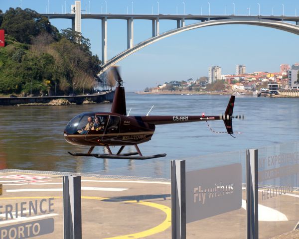 CS-HHX — - À lembouchure du fleuve Douro, à Porto, Portugal.br /24 avril 2016.