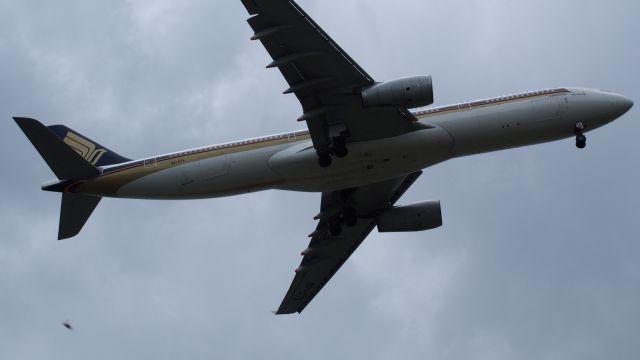 Airbus A330-300 (9V-STL) - SINGAPORE AIRLINES APPROACHING CHANGI AIRPORT.CLICKED AT CHANGI BEACH