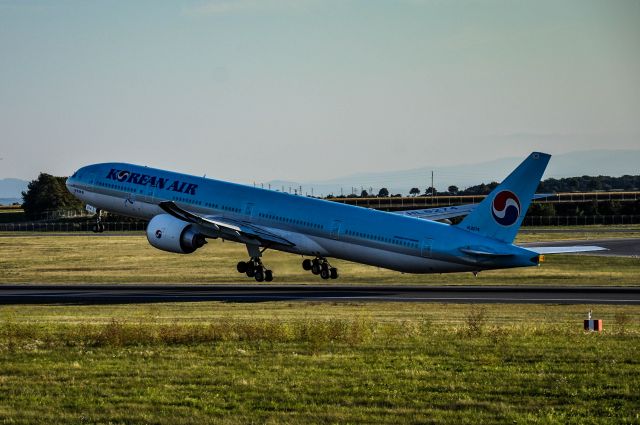 BOEING 777-300ER (HL8274)