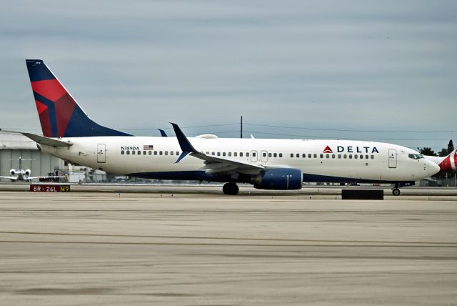 Boeing 737-800 (N389DA)