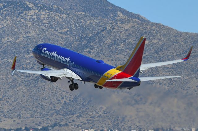 Boeing 737-800 (N8579Z)