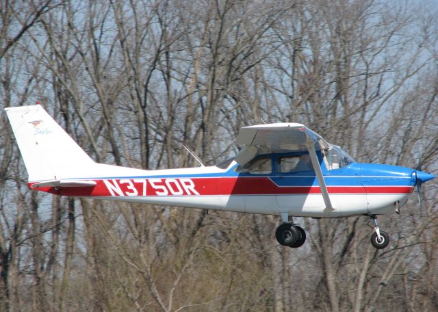 Cessna Skyhawk (N3750R) - Landing on runway 14 at Shreveport Downtown airport.