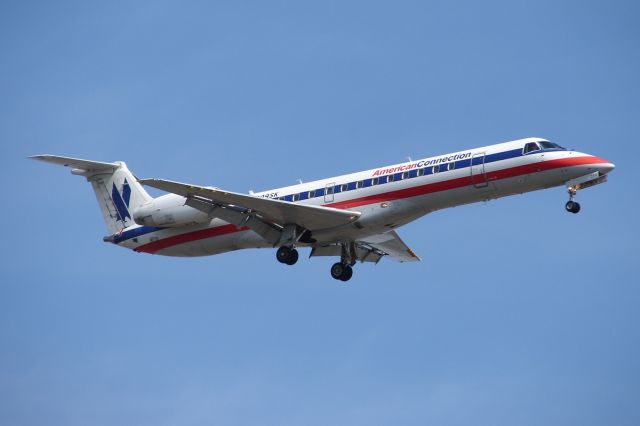 Embraer ERJ-135 (N299SK) - American Connection arriving from STL.