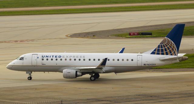 Embraer 175 (N202SY)