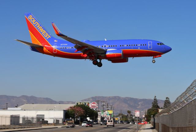 Boeing 737-700 (N7732A) - Landing. 