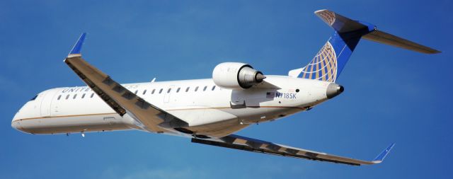 Canadair Regional Jet CRJ-700 (N718SK) - Departing runway 25.