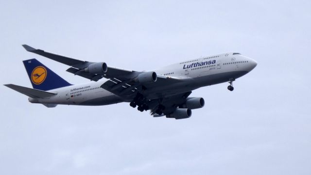 Boeing 747-400 (D-ABVO) - On final is this 1998 Lufthansa Boeing 747-400 in the Spring of 2019.