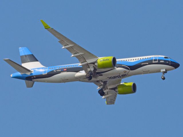Airbus A220-300 (YL-CSJ)