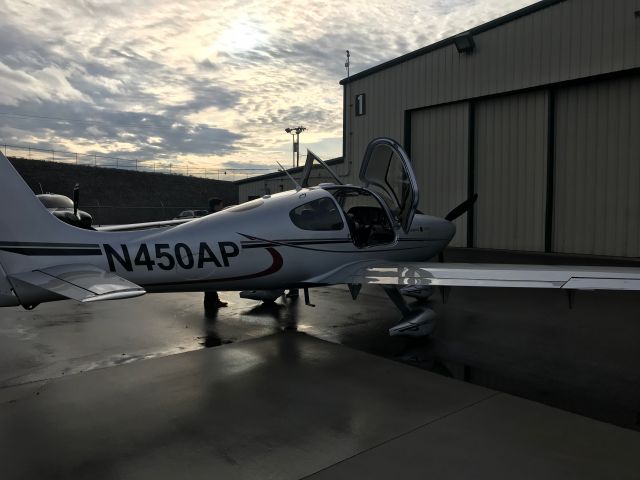 Cirrus SR-22 (N450AP)