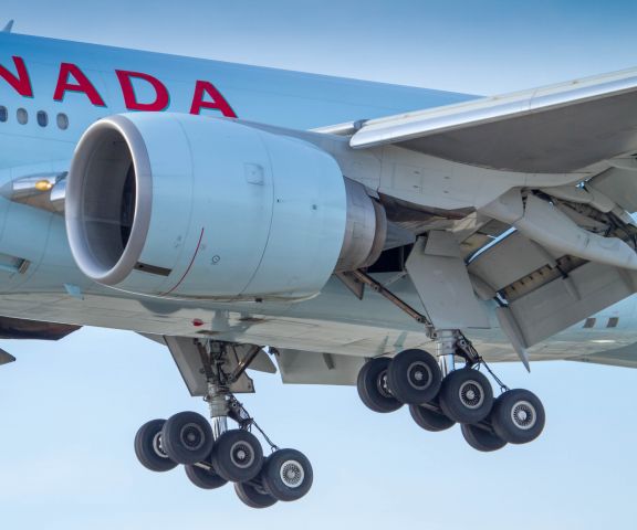 BOEING 777-300 —