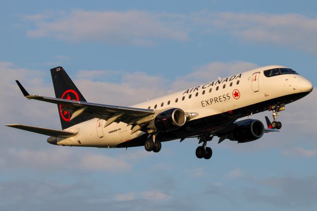 Embraer 175 (C-FEJD)